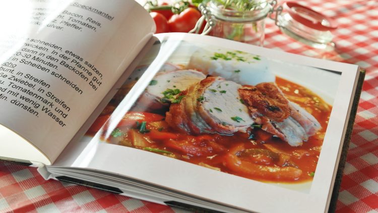 料理の本 レシピ 食品 調理する 本 紙 手 料理の 食材 キッチン テーブル ページ