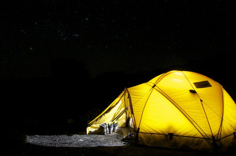 テント キャンプ 泊 星 放心状態 点灯 遠征 ドームテント 黄色いテント