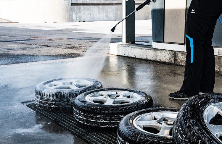 成熟した 洗う ランス洗浄 自動 タイヤ Pkw リム タイヤ サービス きれい 泡 高圧洗浄