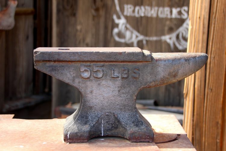 アンビル 製鉄所 鍛冶屋 フォージ ツール さび 風化した アンティーク 古い 金属 鉄