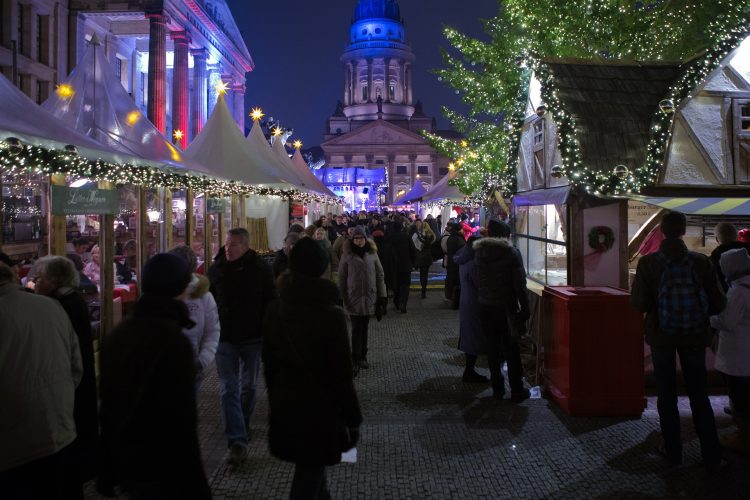 ベルリン クリスマス マーケット 訪問者 ライトを屋台します 夜間 寒い天気