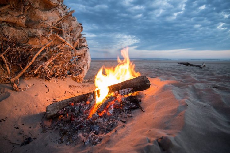 キャンプファイヤー 火 ビーチ たき火 熱 炎 書き込み ホット 暖かい ブレイズ 自然