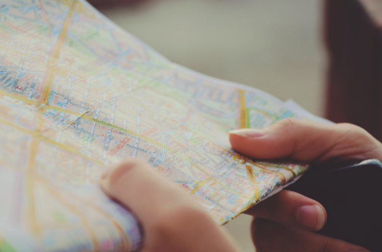地図 ナビゲーション 手 旅行 ルート 旅 市 道路 指 観光マップ 方法 方向 計画