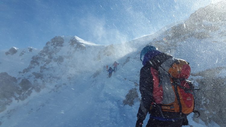 登山家 フォワード 猛吹雪 嵐 リスク 雪の嵐 サミット バックカントリーSkiiing