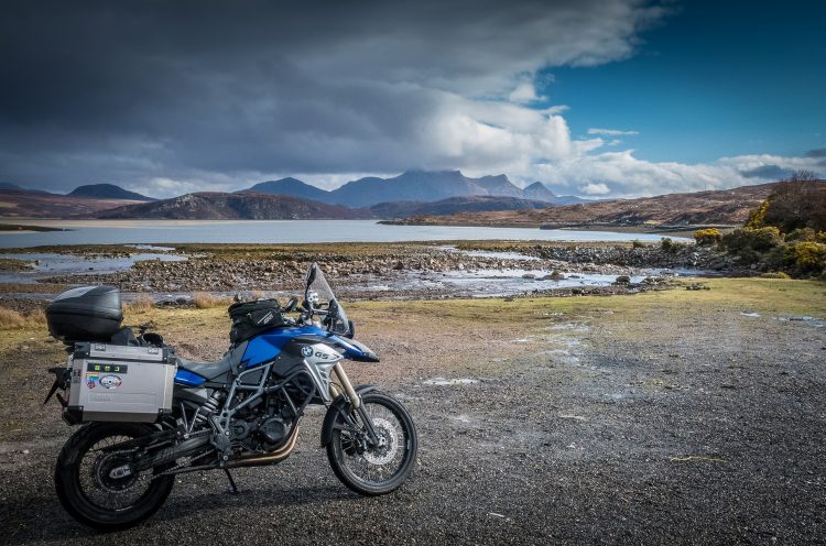 スコットランド オートバイ バイクでツーリング 雲 アドベンチャー 山 風景 カラフルです