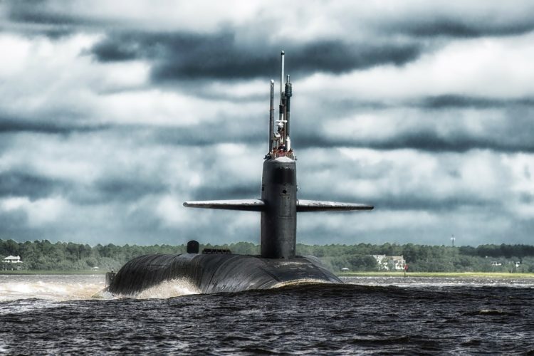 原子力潜水艦 ボート ベイ 港 水 U のネイビー 軍事 表面 岸 海岸線 Hdr