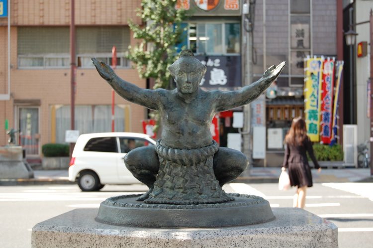 相撲 レスラー 彫刻 日本 ポーズ