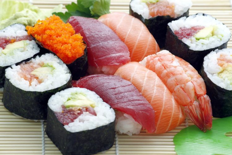 寿司 日本 アジア 食品 生 刺身 新鮮な ロール 料理 魚 鮭 健康 米 食べる