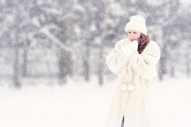 冬 雪 冷 クリスマス 女性 ぶ Shiver 極寒 凍結 毛皮のコート ホワイト