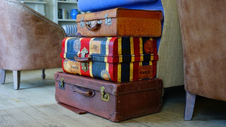 荷物 バッグ スーツケース 手荷物 ブラウン ケース 旅行 機器 空港 フライト 残す