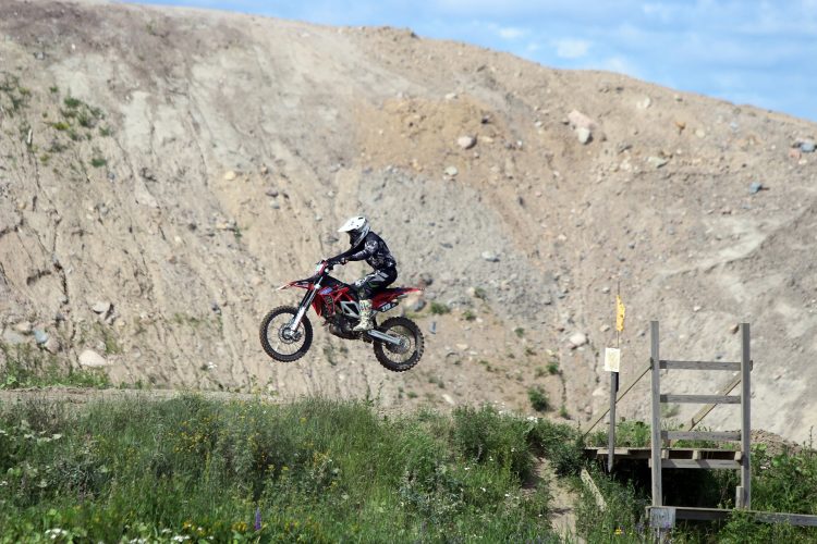 モトクロス オフロード バイク 人種 冒険 アドベンチャースポーツ 飛行 山 ジャンプ