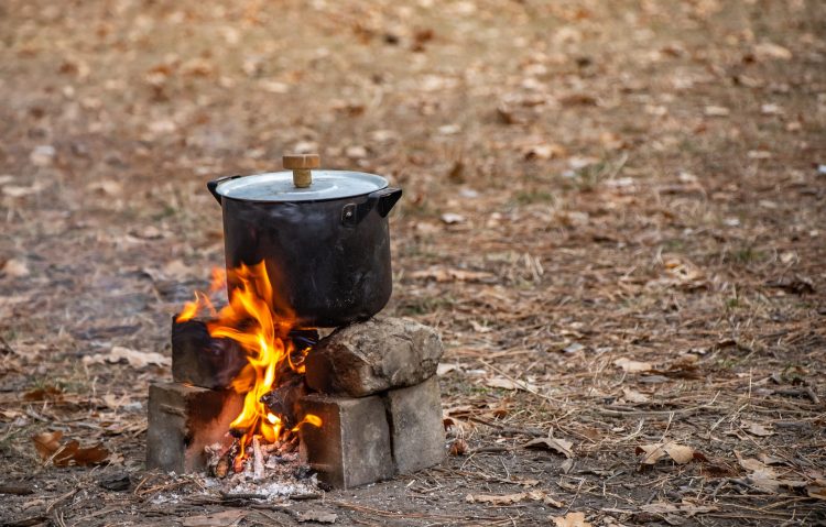 ピクニック 焚き火 食物 の鍋 休暇 余暇 温泉 観光 旅 クッキング 食品 栄養