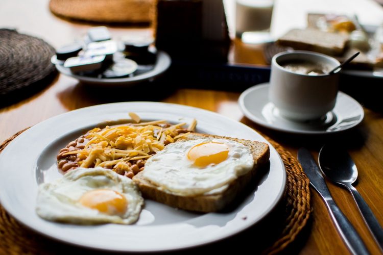  豆 朝ごはん 揚げ卵 食物 皿 飲食店 食べる お食事 朝食用食品 朝食の食事 食の写真