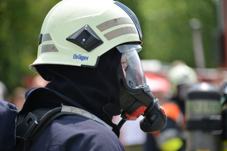消防士 呼吸保護 Feuerloeschuebung 晴れ 火 呼吸装置 ミッション